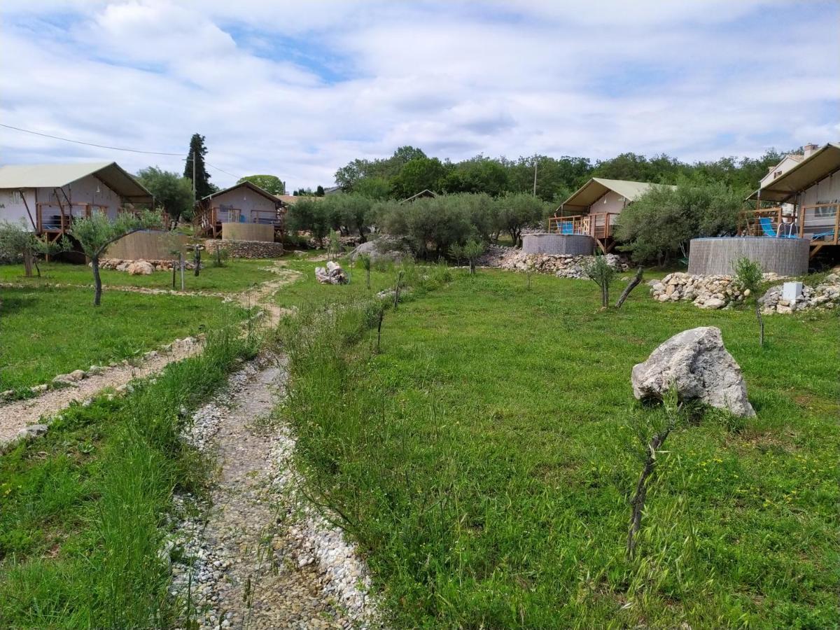 Hotel Prima Insula Glamping à Brusici Extérieur photo