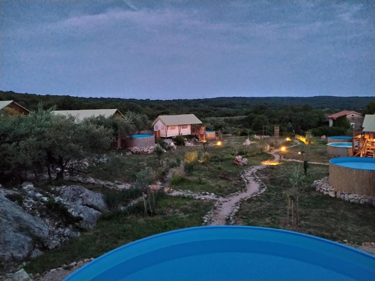 Hotel Prima Insula Glamping à Brusici Extérieur photo