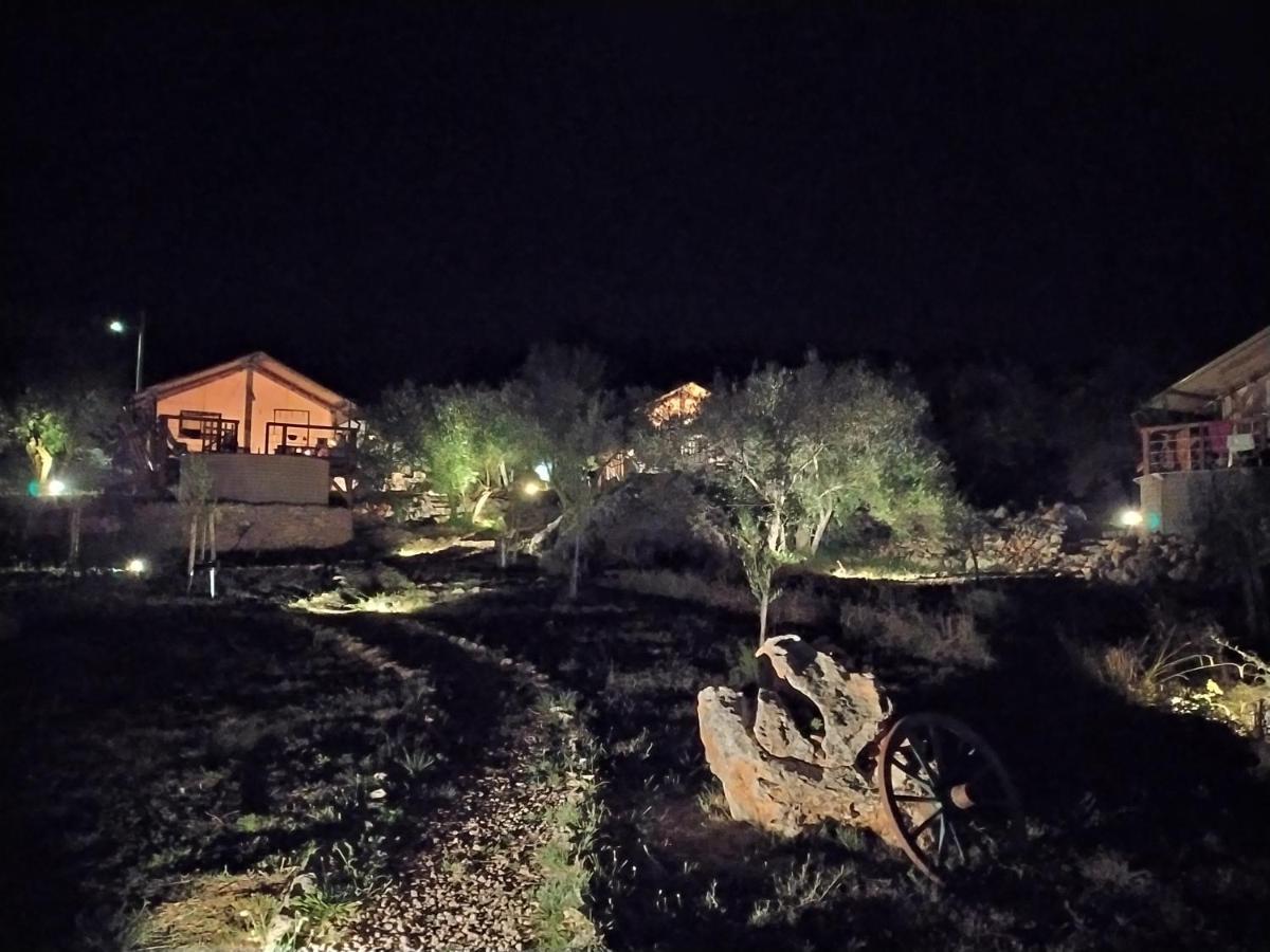 Hotel Prima Insula Glamping à Brusici Extérieur photo