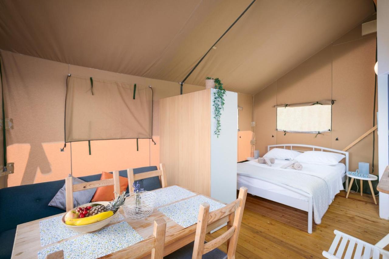 Hotel Prima Insula Glamping à Brusici Extérieur photo