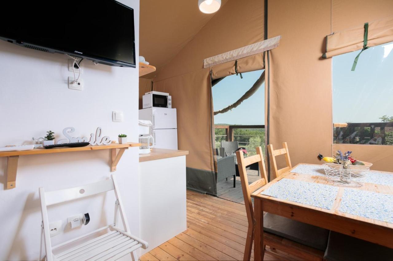 Hotel Prima Insula Glamping à Brusici Extérieur photo