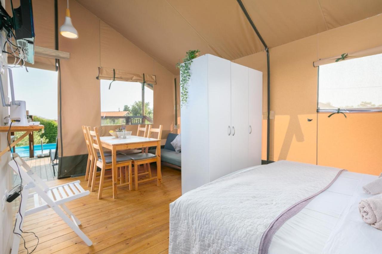 Hotel Prima Insula Glamping à Brusici Extérieur photo