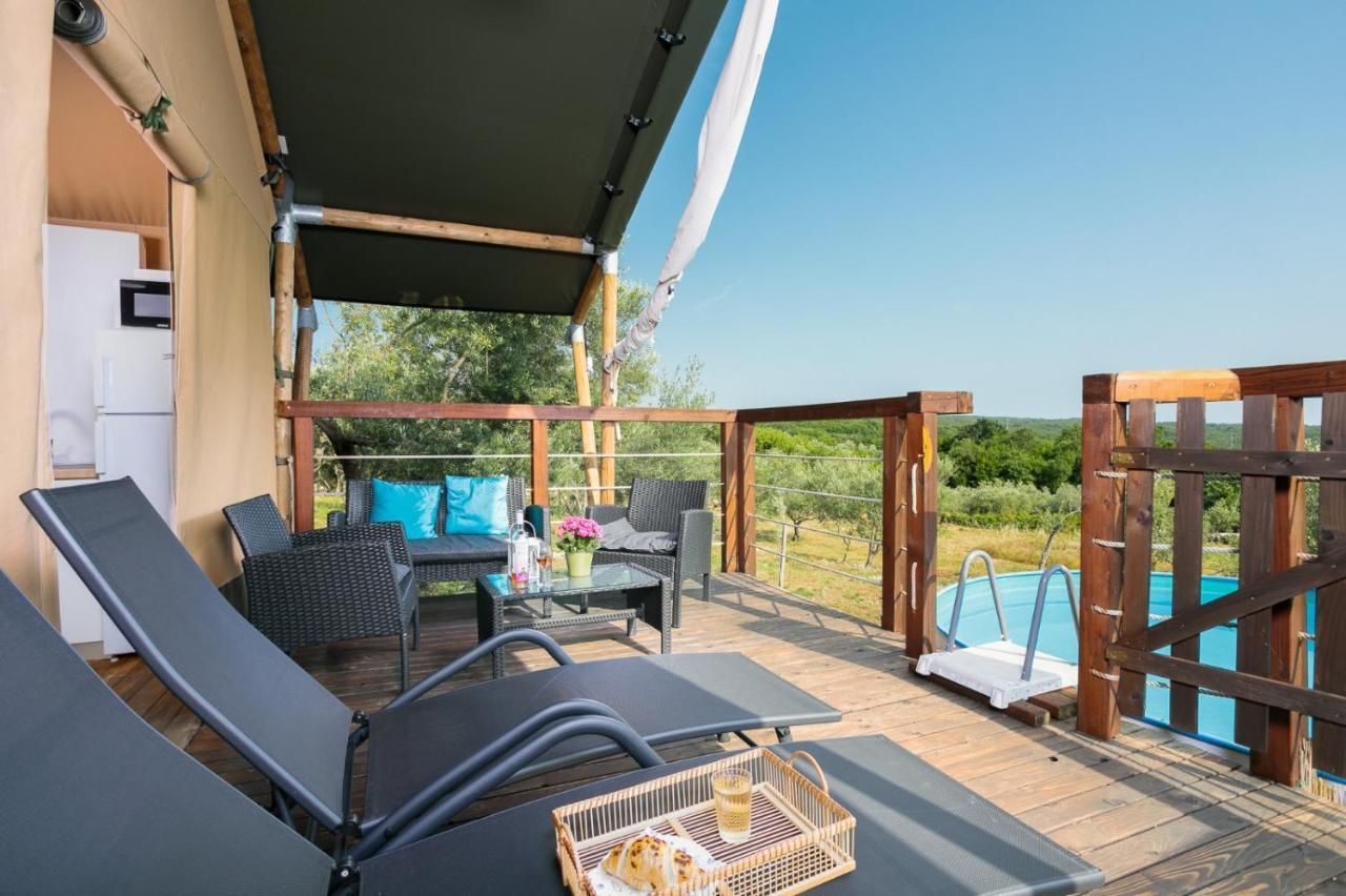 Hotel Prima Insula Glamping à Brusici Extérieur photo