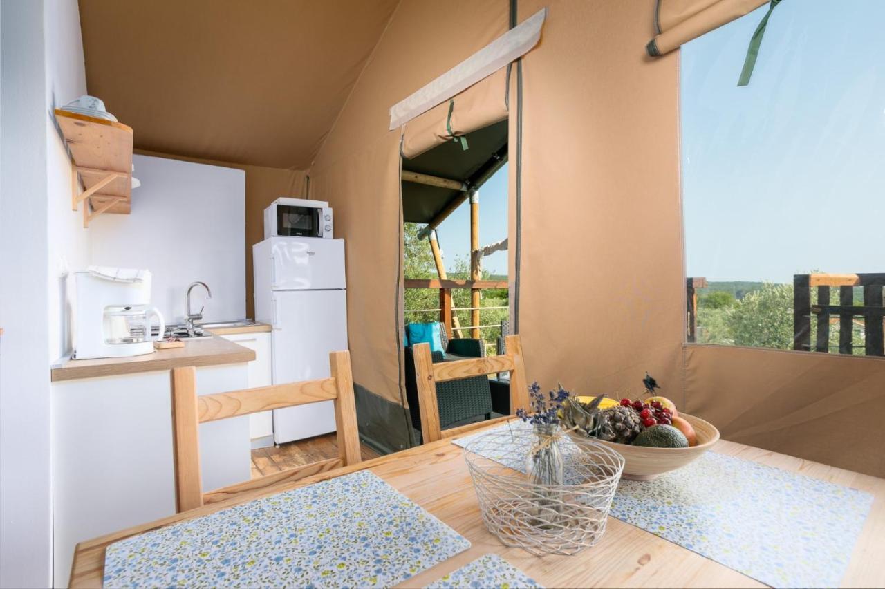 Hotel Prima Insula Glamping à Brusici Extérieur photo