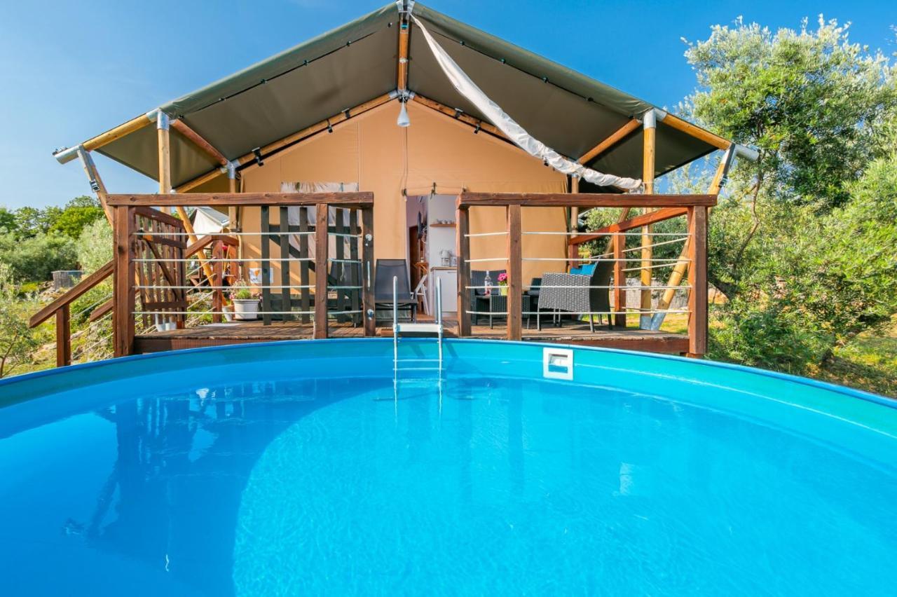 Hotel Prima Insula Glamping à Brusici Extérieur photo