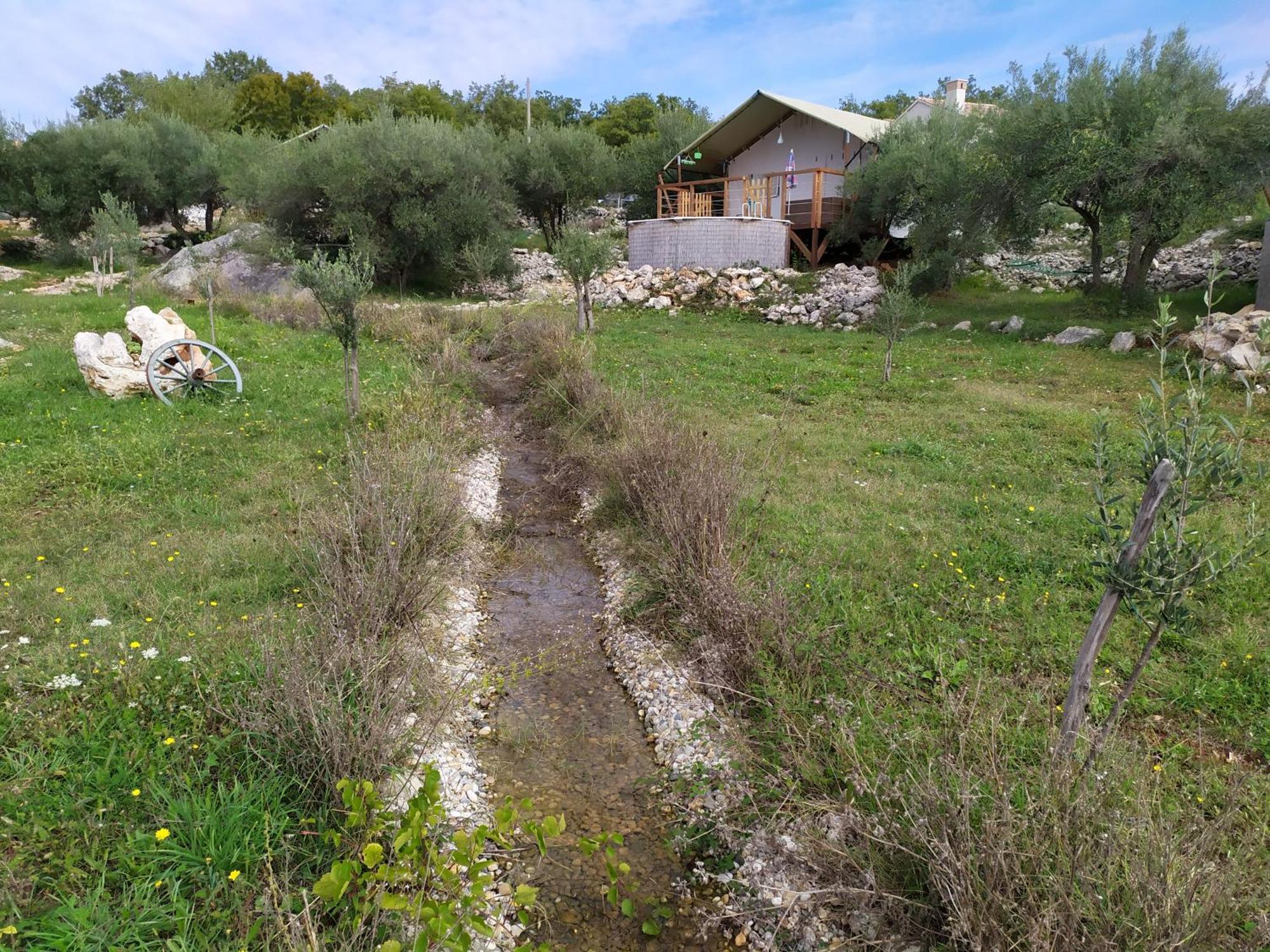 Hotel Prima Insula Glamping à Brusici Extérieur photo