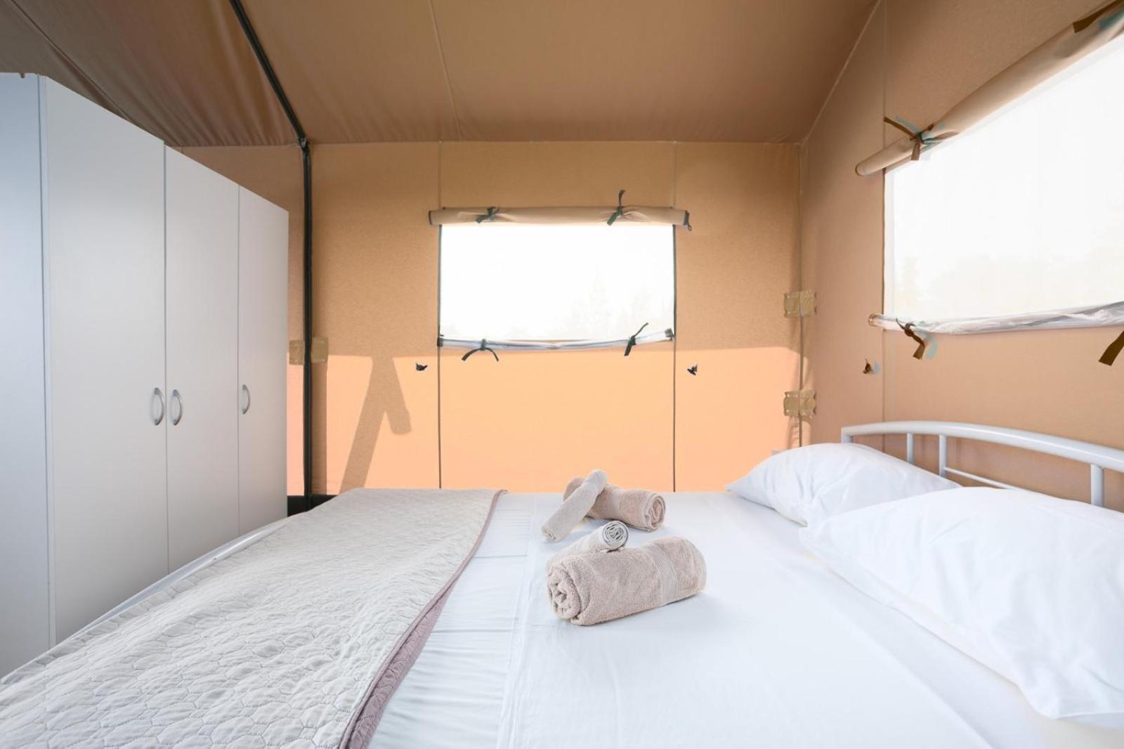 Hotel Prima Insula Glamping à Brusici Extérieur photo