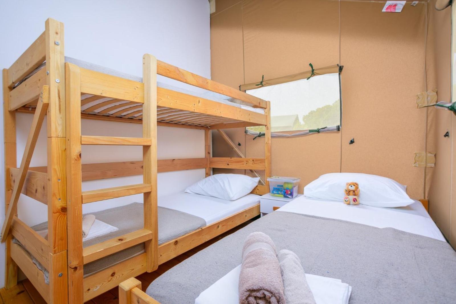 Hotel Prima Insula Glamping à Brusici Extérieur photo