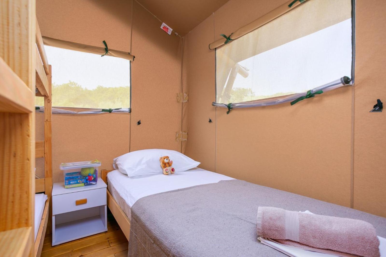 Hotel Prima Insula Glamping à Brusici Extérieur photo