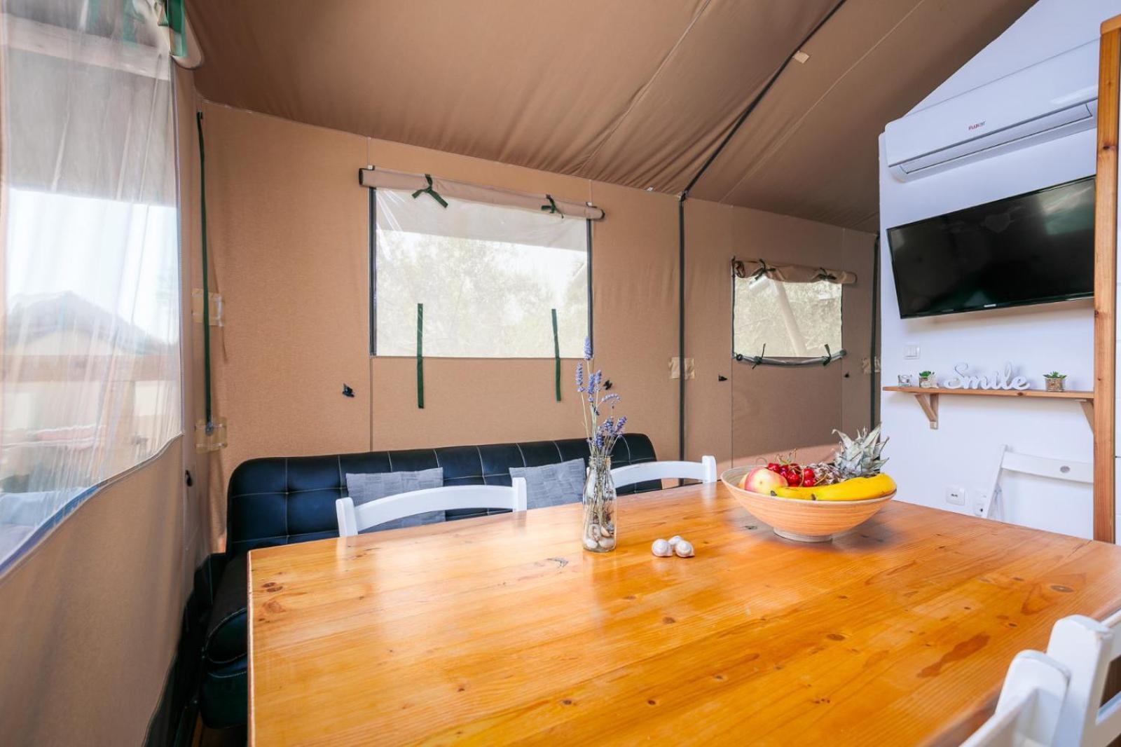 Hotel Prima Insula Glamping à Brusici Extérieur photo