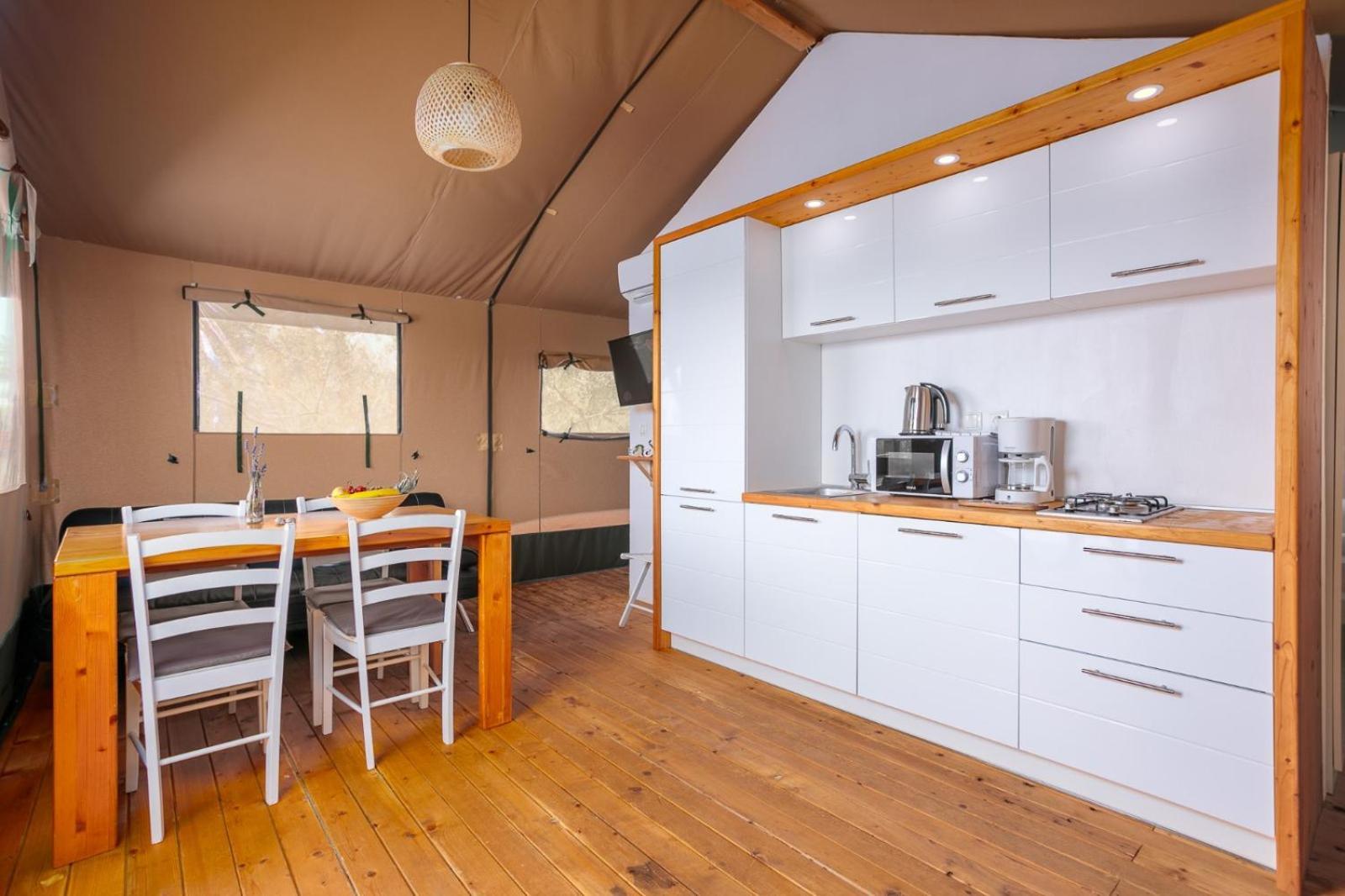 Hotel Prima Insula Glamping à Brusici Extérieur photo