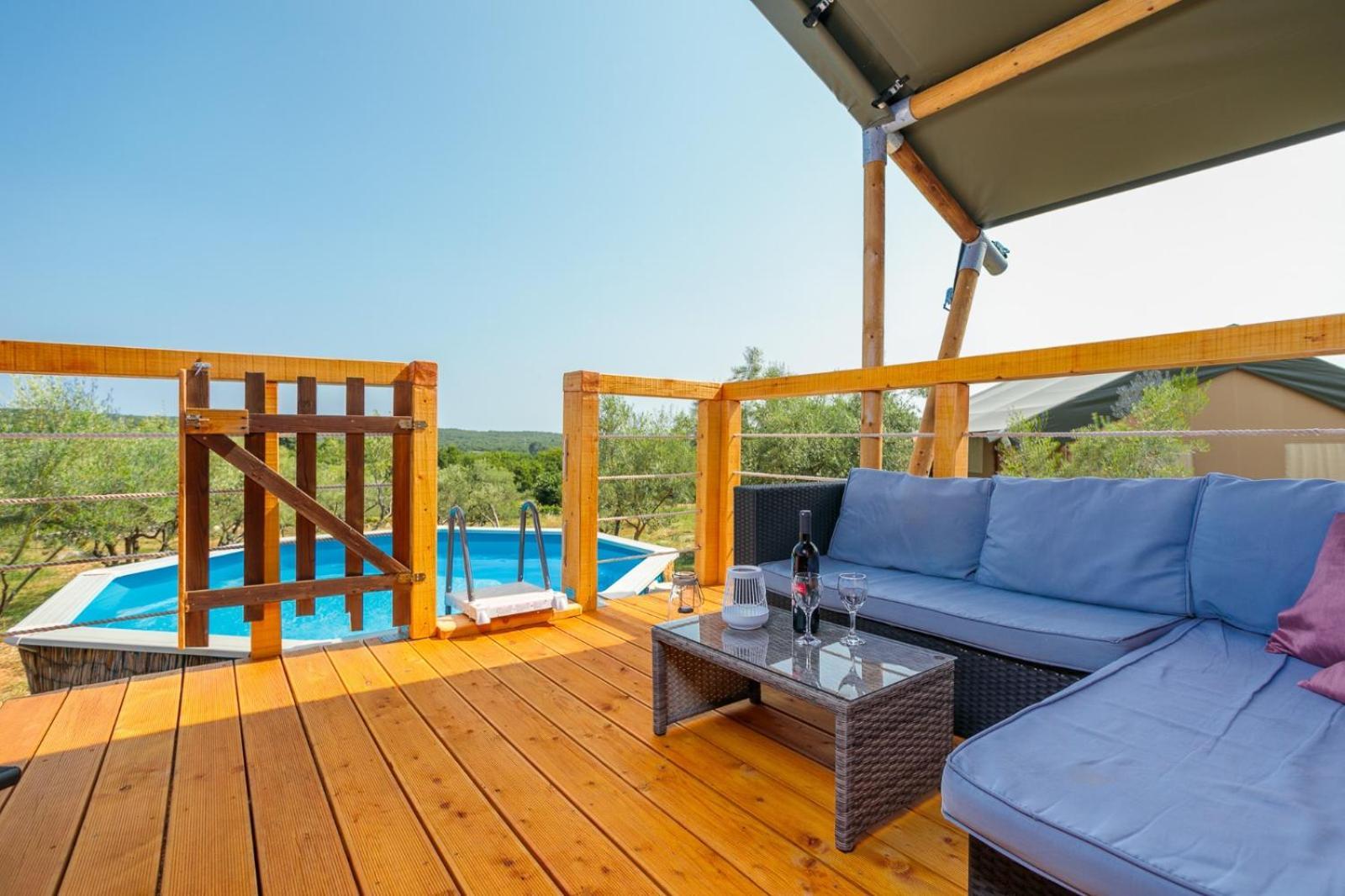 Hotel Prima Insula Glamping à Brusici Extérieur photo