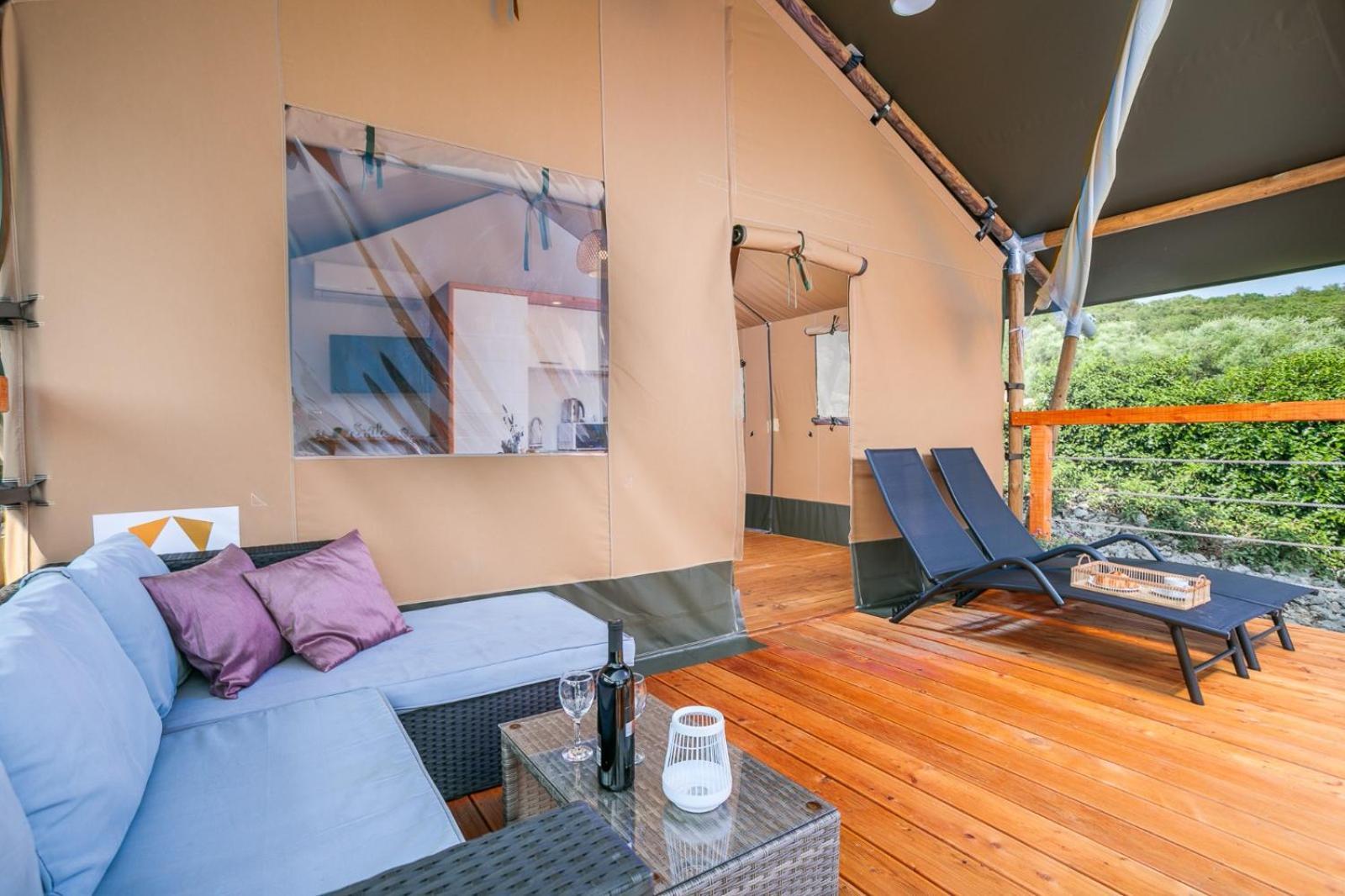 Hotel Prima Insula Glamping à Brusici Extérieur photo